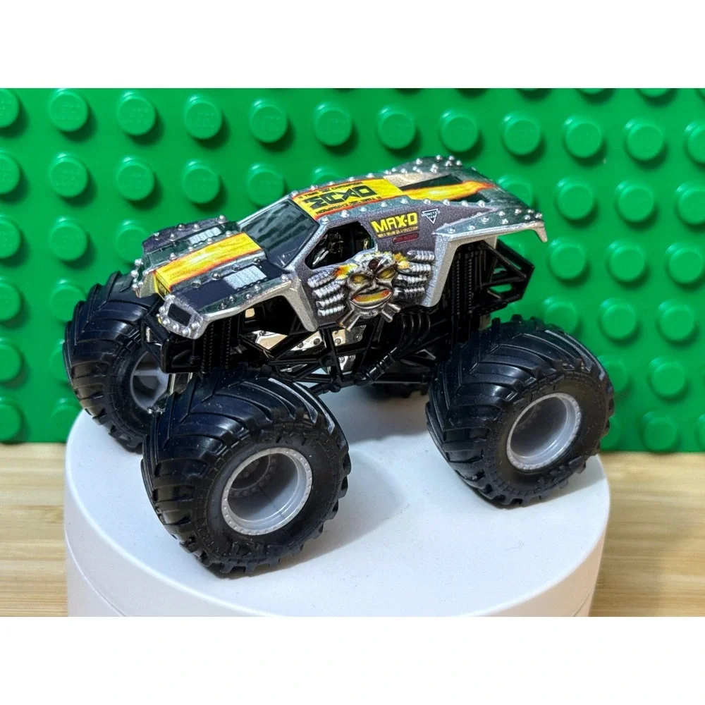 Monster Jam Max-D Maximum Destruction Silver 1:64 Die-Cast Monster Truck BKT